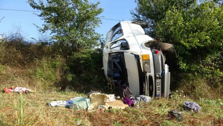 Fındık işçilerini taşıyan minibüs devrildi: yaralılar var