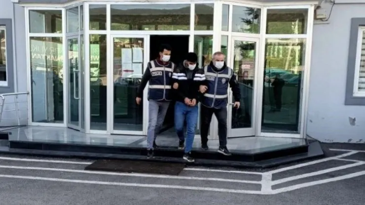 Fönü beğenmeyince berber kalfasını ve arkadaşını bıçaklayan şahsa 4 yıl hapis