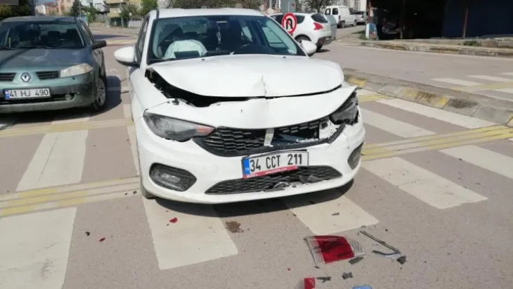 Fren lambası yanmayan araca çarptı