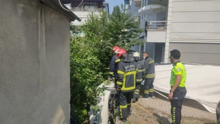 Fren yerine gaza basınca komşusunun bahçesine uçtu