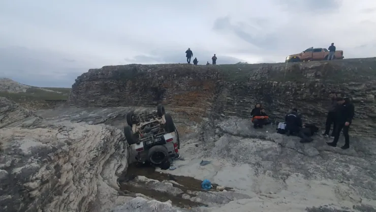 Fren yerine gaza bastı, kayalıklardan uçtu