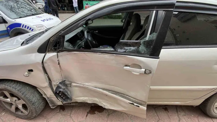 Freni tutmayan otomobil kaza yaptı: 2 yaralı
