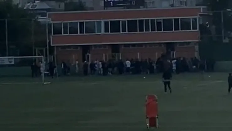 Futbolculara silahlı engel iddiası! Tribüne silah mı sokuldu?