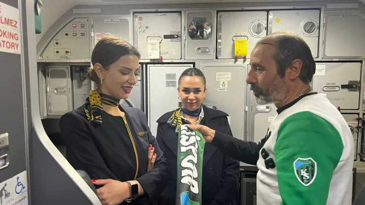 Galibiyet sevinci uçakta hostese beste yaptırdı