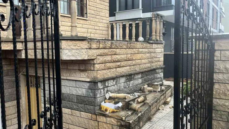 Gebze 14 yaşındaki çocuğun üzerine beton korkuluk düştü