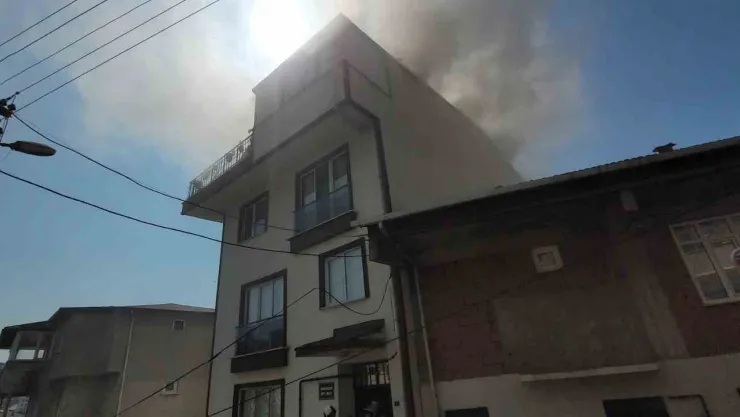 Gebze'de 3 katlı binanın çatısında çıkan yangın kontrol altına alındı