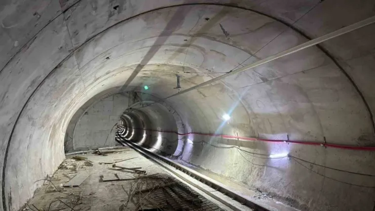 Gebze'de 4 kişiye mezar olan binanın yakınından geçen metro hattının içi görüntülendi