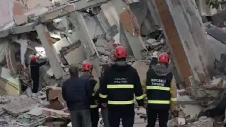 Gebze'de bina çöktü: Çok sayıda ekip sevk edildi