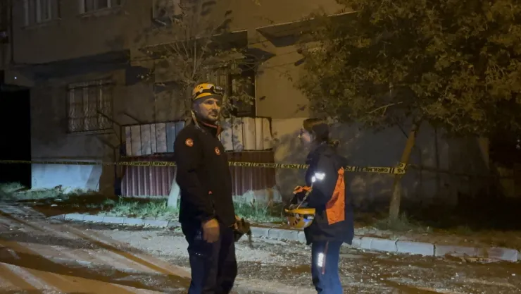 Gebze'de çatlak ve kayma tespit edilen 2 katlı bina tahliye edildi