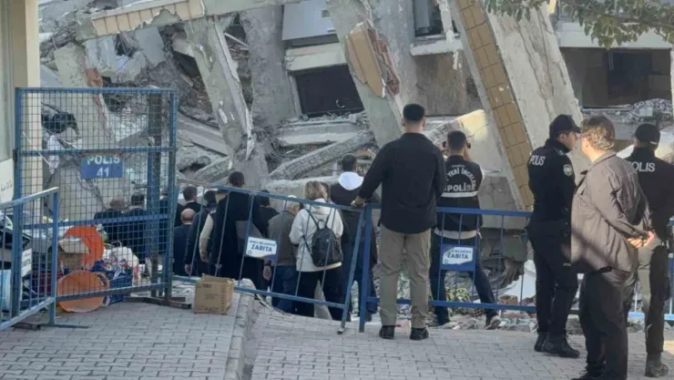 Gebze'de çöken binanın enkazında inceleme yapılıyor