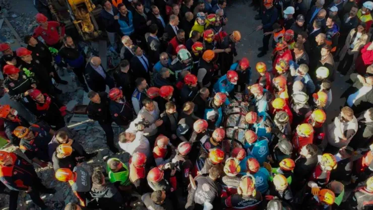 Gebze'de enkazdan sağ kurtulan Dilara, hastaneden taburcu oldu