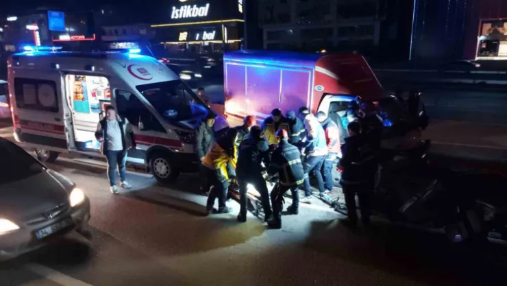 Kamyonet bariyerlere ok gibi saplandı: 1 yaralı