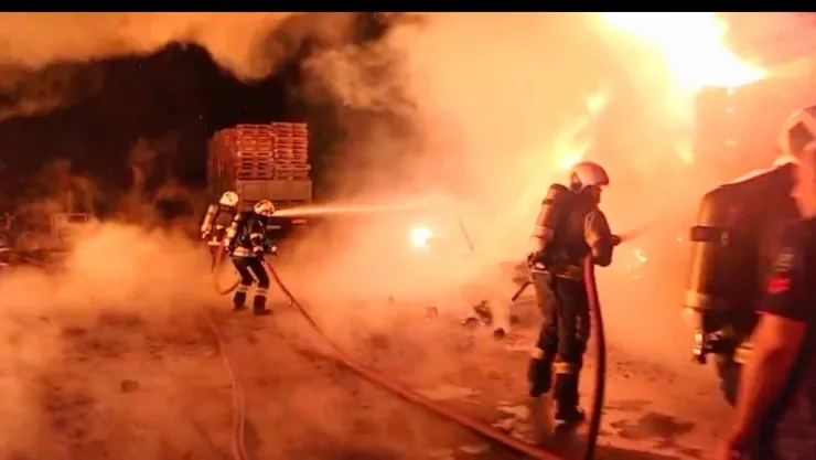 Gebze'de palet deposunda yangın paniği