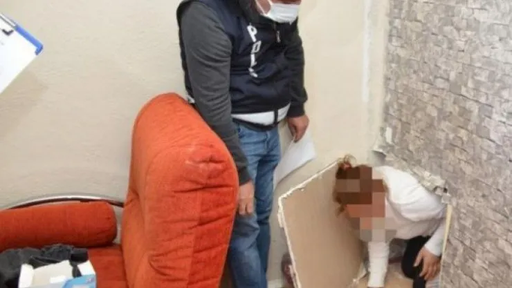 Gizli bölmeye saklanan iki kadın polisten kaçamadı