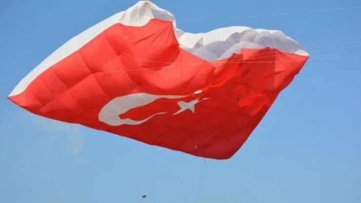 Göklerdeki binlerce Türk bayrağı görenleri şaşkına çevirdi