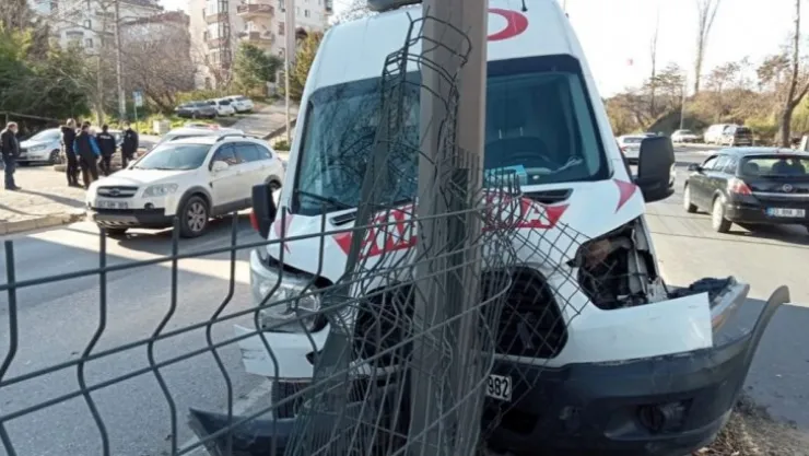 Gölcük'te ambulans kaza yaptı