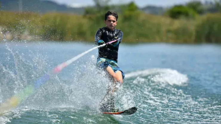 Gölette su kayağı resitali