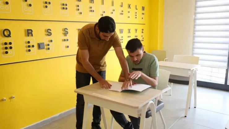 Görme engelli eğitmen öğrencilerine 'bağımsızlığı' hediye ediyor