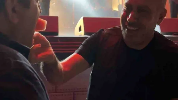 Gözlüğü Haluk Levent'e kaptırdı, hayranlarını eliyle besledi