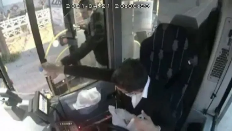 Halk otobüsü şoförü iftar yemeğini yolcu ile paylaştı