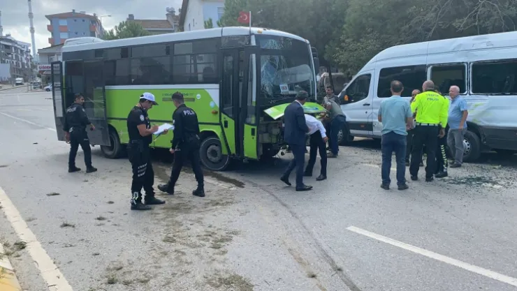 Halk otobüsünün lastiği patladı: Yaralılar var