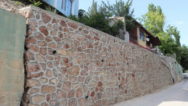 Hasarlı istinat duvarı yeniden inşa edildi