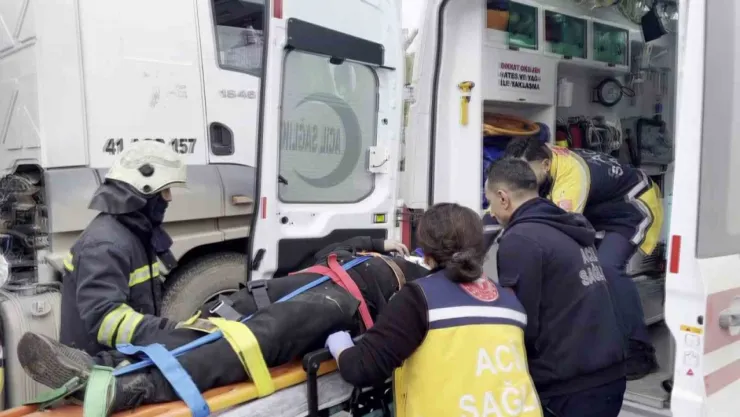 Ambulans otomobille çarpıştı: 2 yaralı