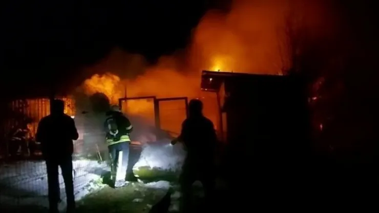 Hayvanların bulunduğu ahır alev alev yandı