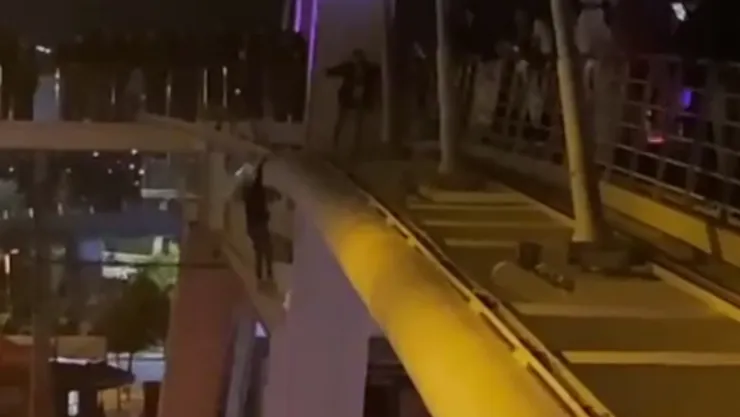 Henüz 17 yaşında... Köprüden atladı!