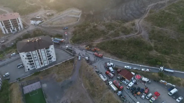 Hurda deposundaki yangın plastik kalıp atölyesini de sardı