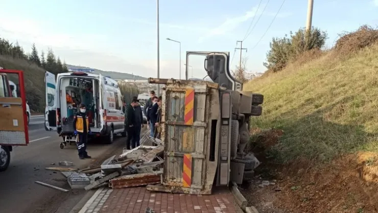 Hurda yüklü kamyonet devrildi!
