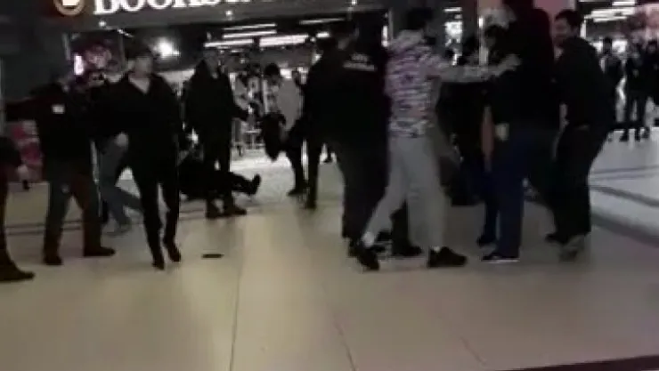 İki grup birbirine girdi, AVM savaş alanına döndü