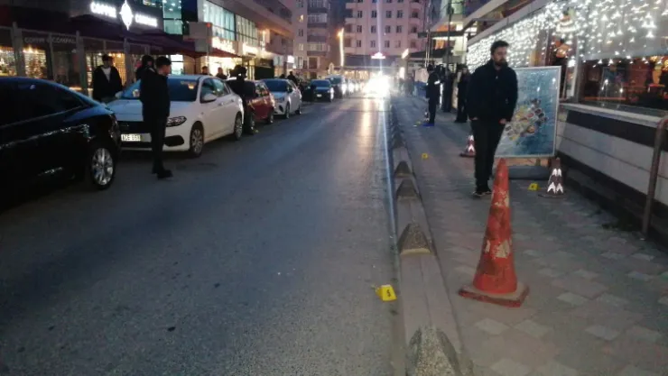 İki husumetli sokak ortasında birbirine kurşun yağdırdı
