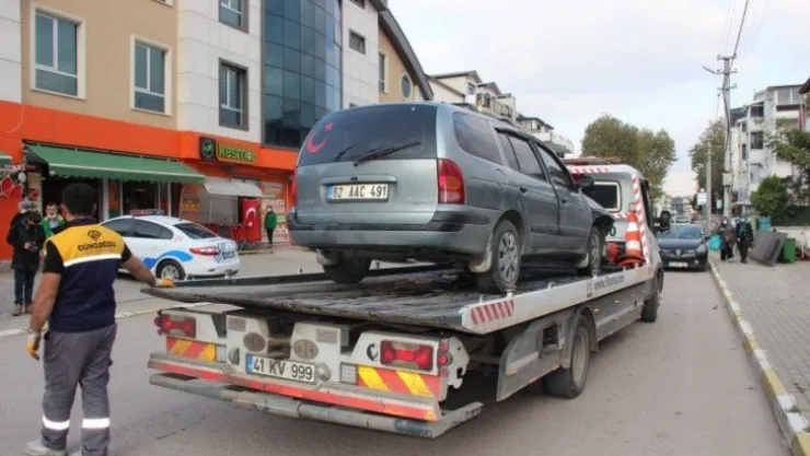 İki otomobil çarpıştı, araçta sıkışan felçli vatandaşı ekipler çıkardı