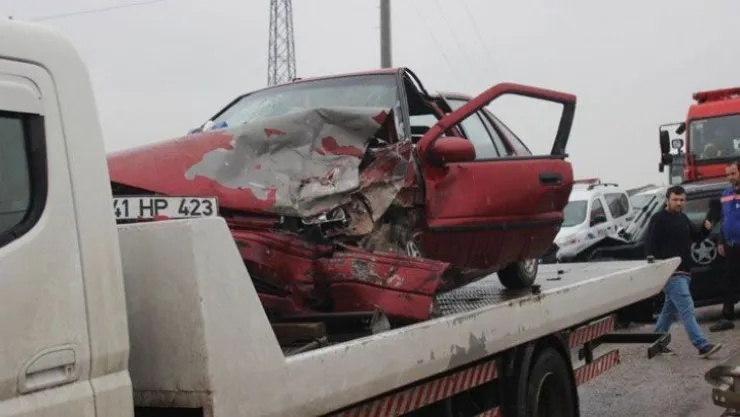 İki otomobil kafa kafaya çarpıştı: 3 yaralı