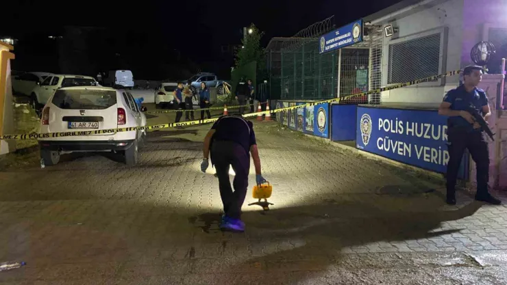 İlçe Emniyet Müdürlüğü önünde silahlı kavga: 2 yaralı