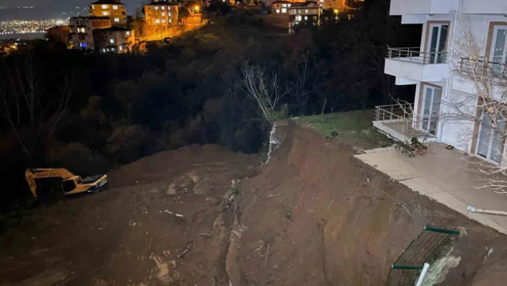 İnşaat alanında toprak kayması: 1 bina boşaltıldı
