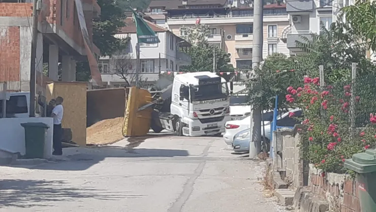 İnşaata kum getirdi, yığılıp kaldı