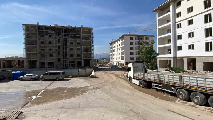 İnşatta fenalaşan işçiye vinç yardımıyla müdahale edildi