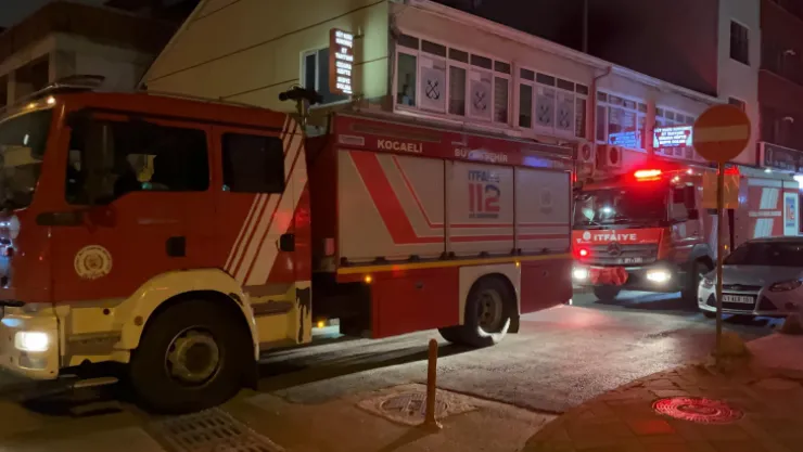 İş merkezindeki metruk daire alevlere teslim oldu