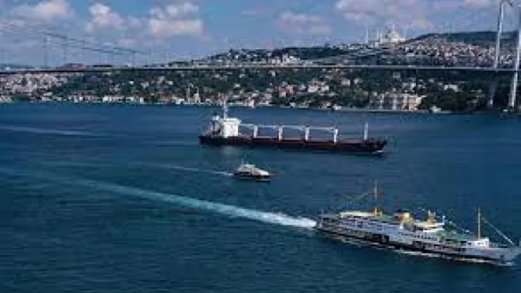 İstanbul Boğazı çift yönlü gemi trafiğine kapatıldı