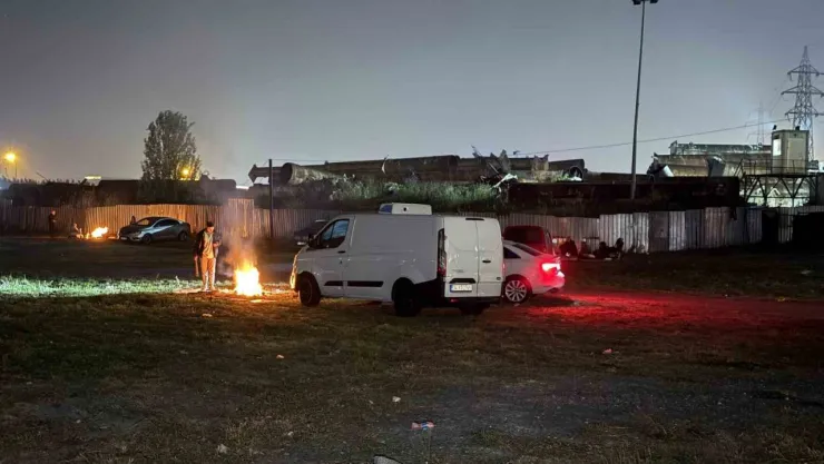 İstanbul'da bazı vatandaşlar geceyi dışarıda geçirmeye devam etti