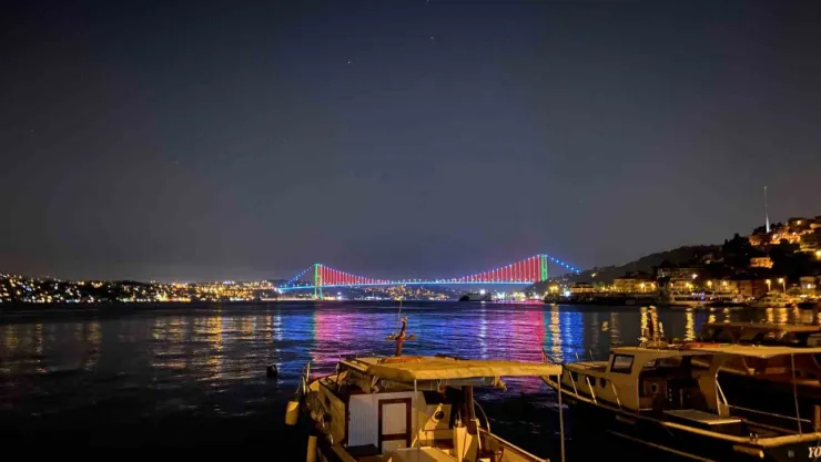 Köprüler Azerbaycan bayrağının renkleriyle aydınlatıldı