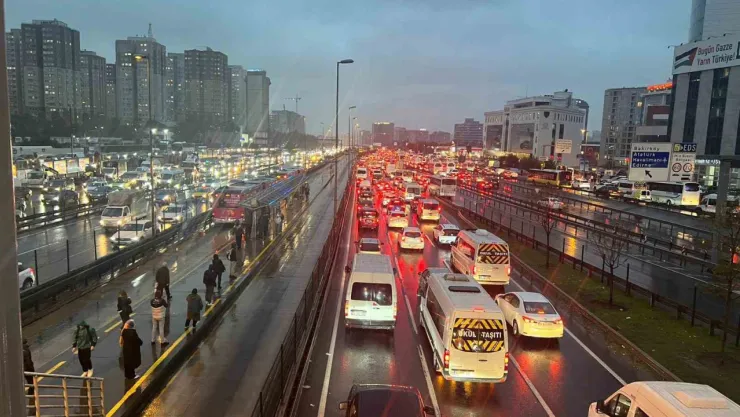Yağışla birlikte trafik yoğunluğu yüzde 90'a ulaştı