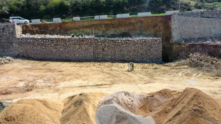 İzmit Belediyesi çalışmalara istinat duvarıyla başladı!