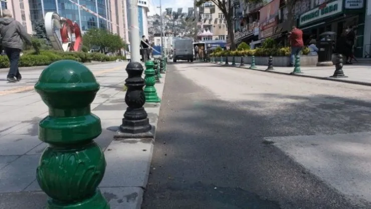 İzmit İnönü Caddesi'ndeki dubalar yeşil-siyaha boyandı