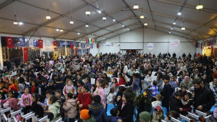 İzmit Kent Meydanı'nda çocuk kahkahaları yükseliyor