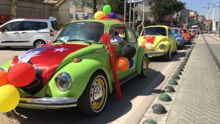 İzmit sokaklarında 23 Nisan konvoyu