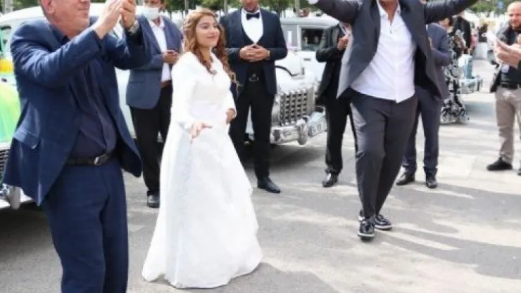 İzmit sokaklarında Roman düğünü coşkusu