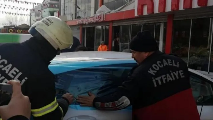 İzmit'te bebek otomobilde mahsur kaldı!
